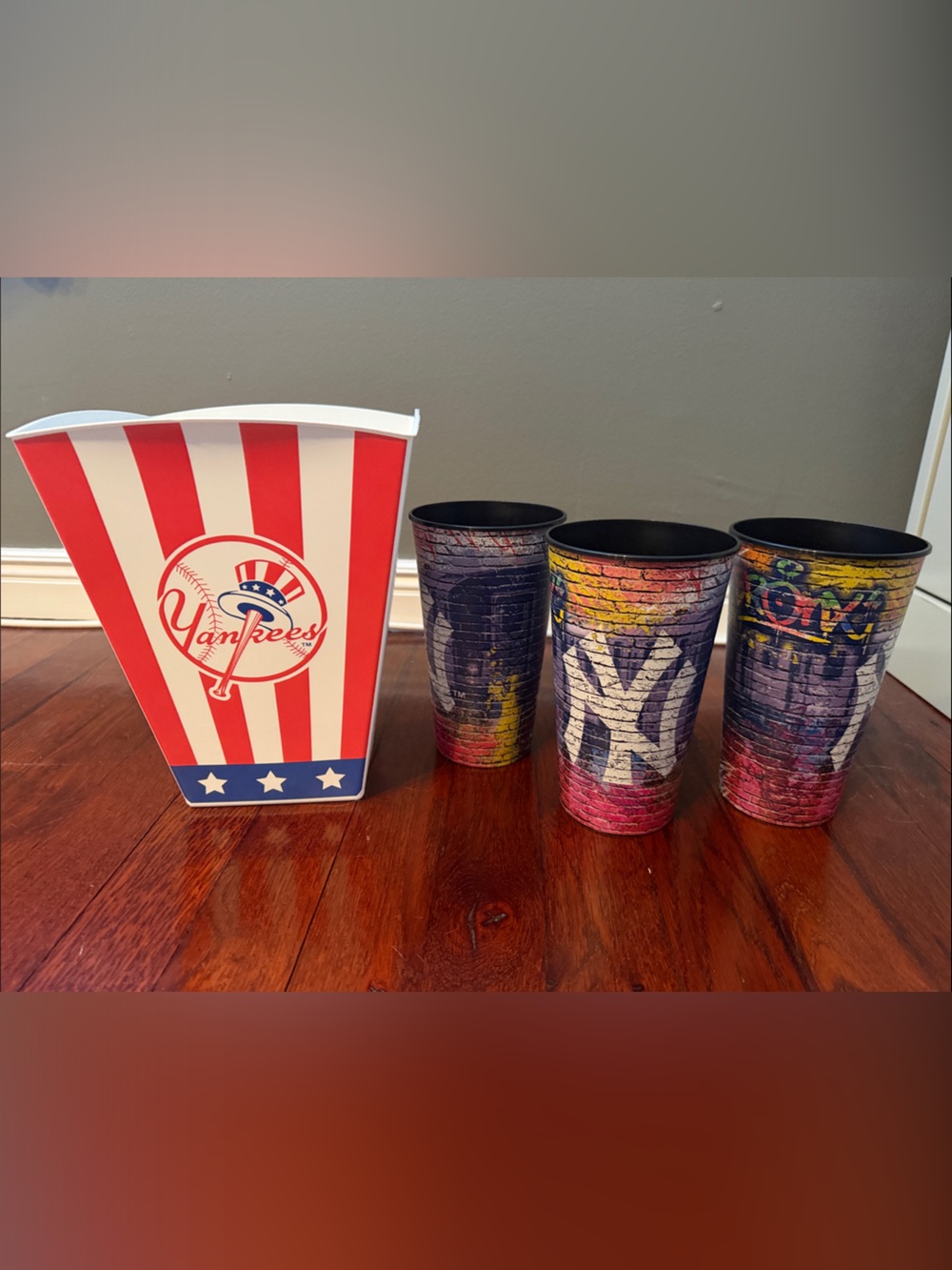 New York Yankees Popcorn Box + (3) 32oz. Drink Cups